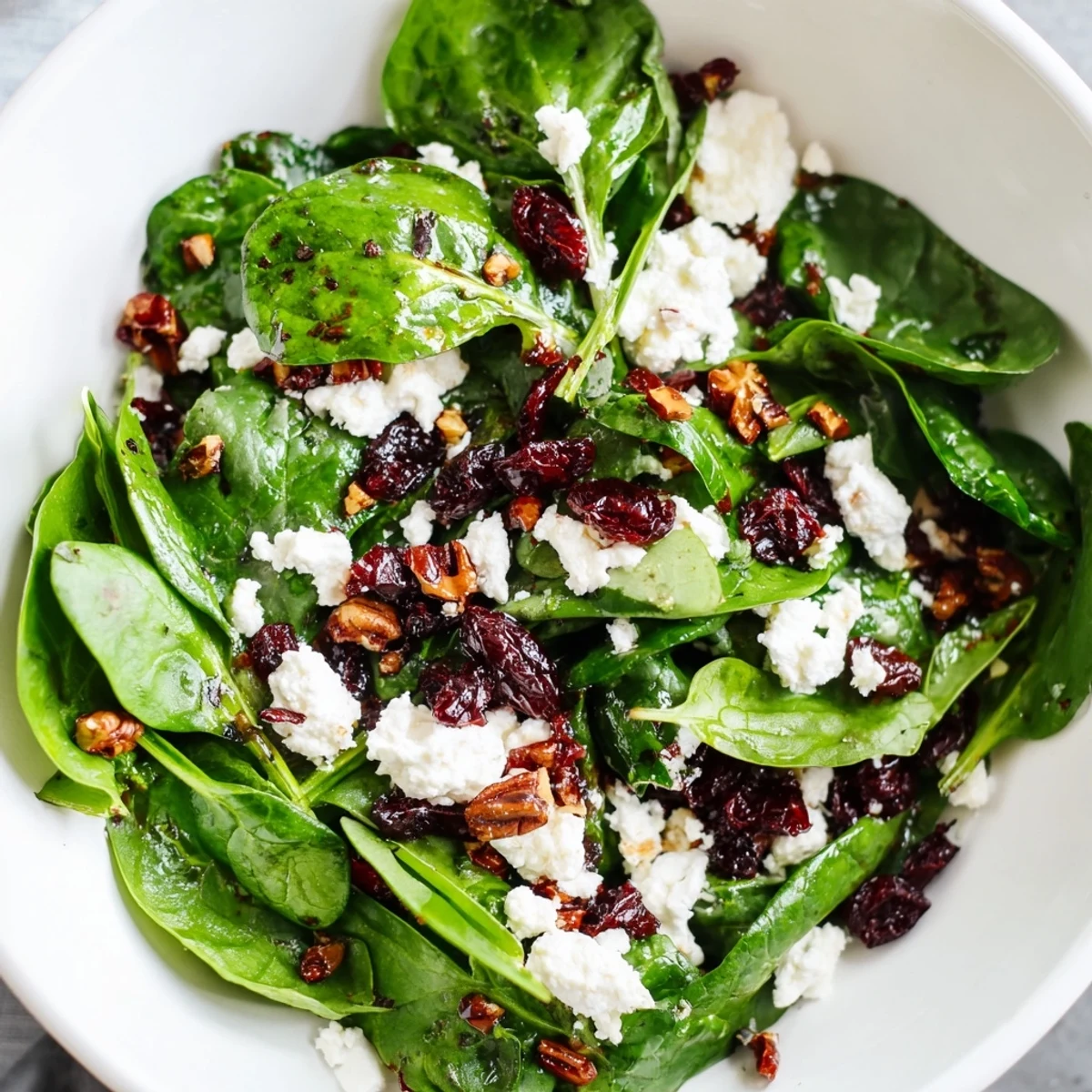 Easy Spinach Goat Cheese Salad with tender greens, crunchy pecans, and tangy dressing, ideal for quick American weeknight meals or meal prep.