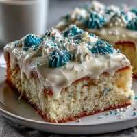 Festive vanilla sheet cake with creamy buttercream and Class of 2026 piping, perfect for graduation celebrations.